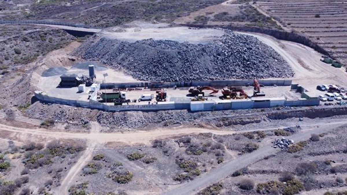 Escombros acumulados en la parcela pública T-5, del Ayuntamiento de Adeje, generados por las obras del polémico proyecto turístico de Cuna del Alma