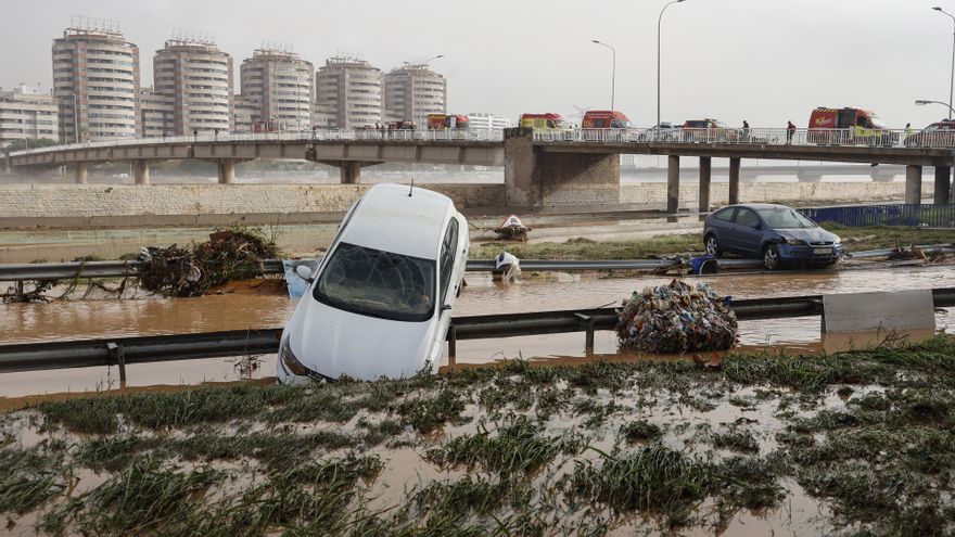 Vehículos en los alrededores de la V-30 tras el paso de la DANA y la subida del cauce del río Turia, a 30 de octubre de 2024, en Valencia
