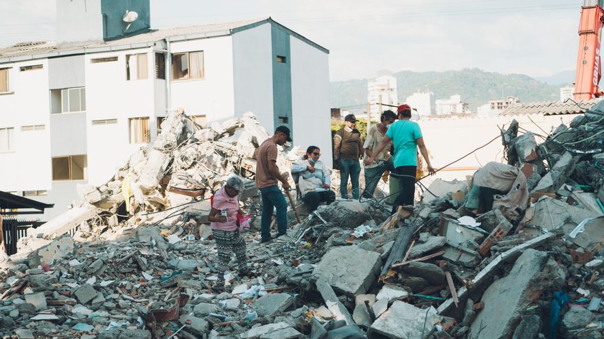 Vecinos entre los escombros de su vivienda en la zona de La Lorena, en la ciudad de Pereira (Colombia) el 11 de agosto de 2026.
