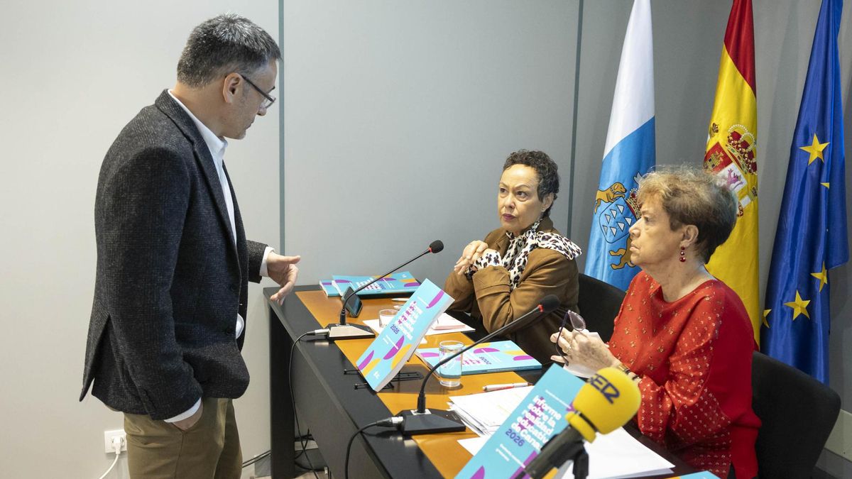 La presidenta del Consejo Escolar de Canarias, Natalia Álvarez (d), la profesora Carmen Nieves Pérez (c), y el asesor técnico educativo del Consejo, David Coiduras (i), presentaron este lunes el último informe sobre la realidad educativa del archipiélago. EFE/ Miguel Barreto