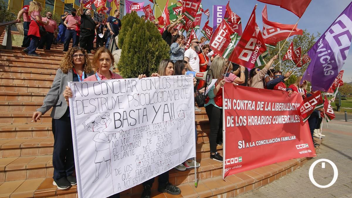 Protesta de trabajadores en de Carrefour La Sierra contra la apertura el Domingo de Ramos