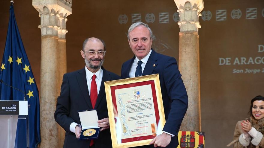 El presidente de Aragón, Jorge Azcón, durante la entrega de la medalla de Aragón al expresidente aragonés Javier Lambán.