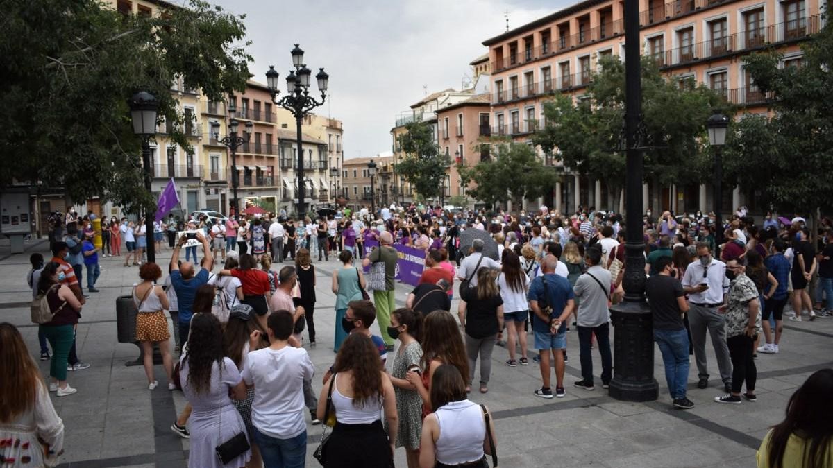Los minutos de silencio "no bastan" para frenar la violencia machista, el grito del feminismo castellanomanchego