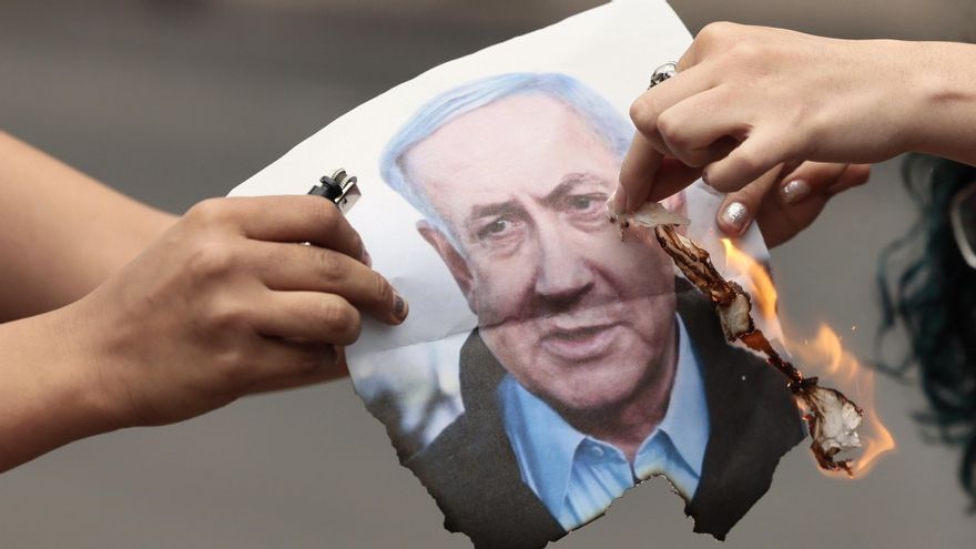 Personas queman una imagen del primer ministro israelí, Benjamín Netanyahu