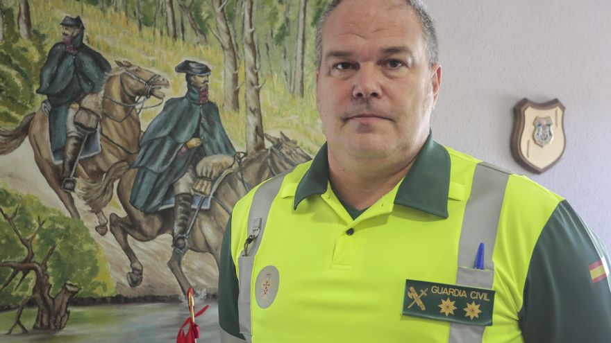 El teniente coronel Francisco Enrique González Iturralde en su despacho de Tráfico de la Guardia Civil en León.