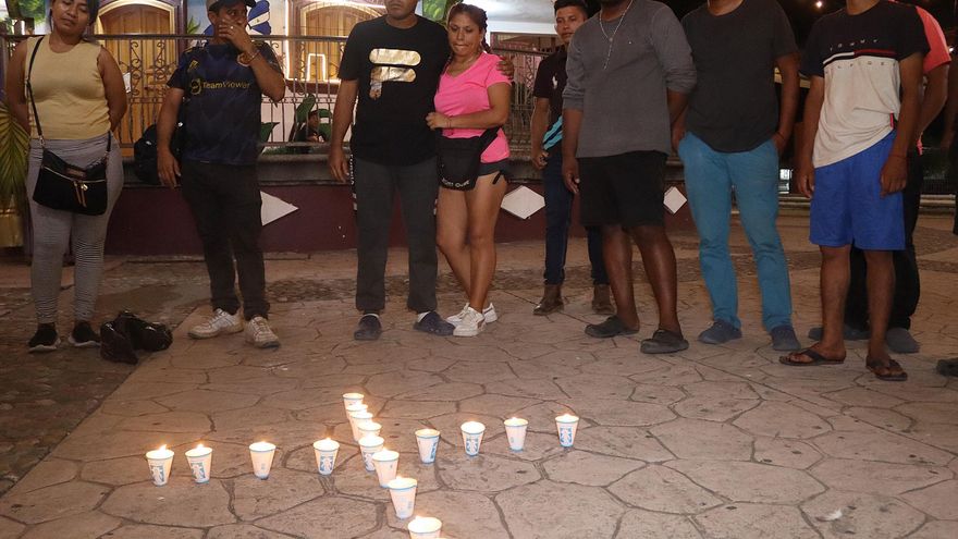 Integrantes de "viacrucis migrante" cumplen vigilia en frontera sur de México