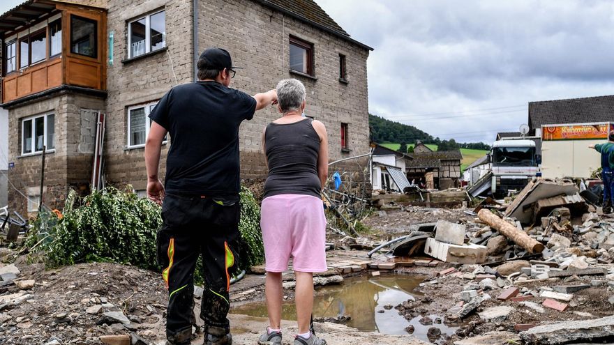 Los residentes observan los destrozos tras las inundaciones en Schuld, Alemania.
