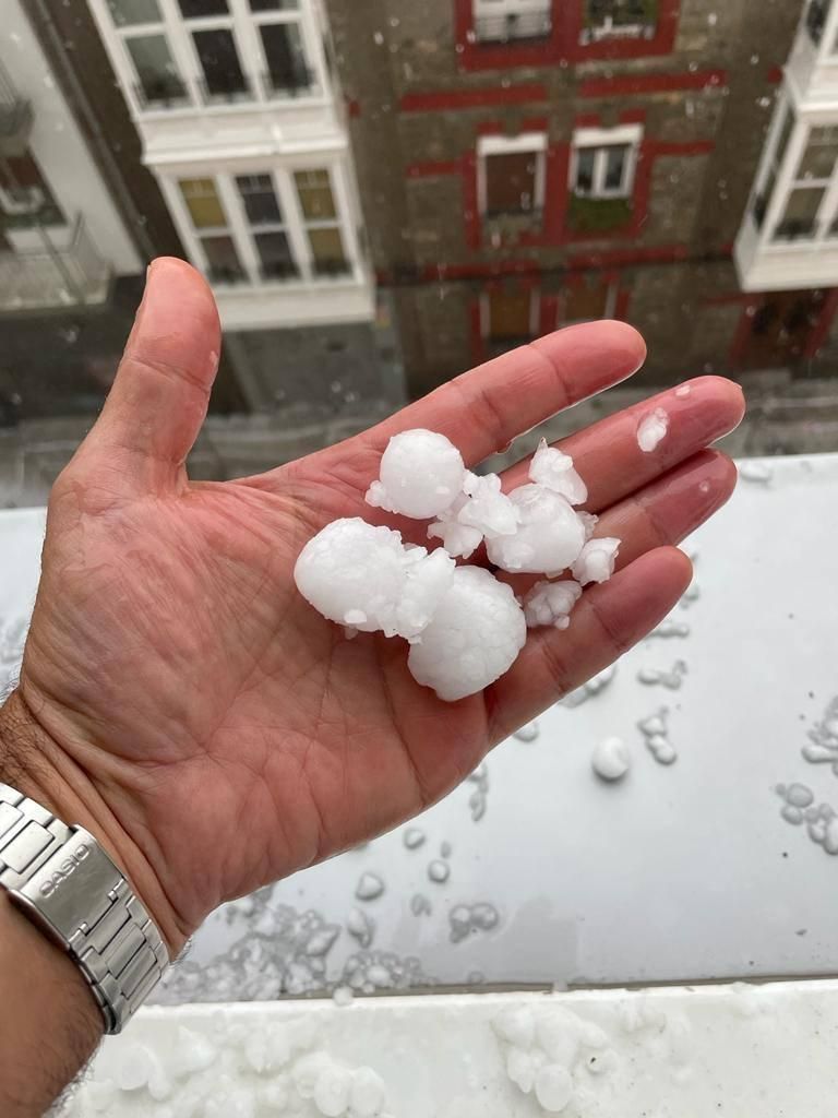 Mano con granizo en Vitoria