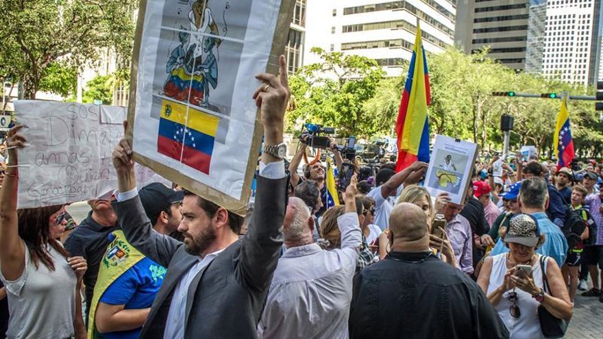 Presentan ley para otorgar a los venezolanos alivio migratorio temporal en EE.UU.