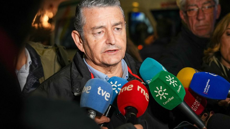 El consejero de Sanidad, Presidencia y Emergencias de la Junta de Andalucía, Antonio Sanz, informa a los medios sobre la situación de emergencia tras el descarrilamiento de dos trenes de alta velocidad en Adamuz