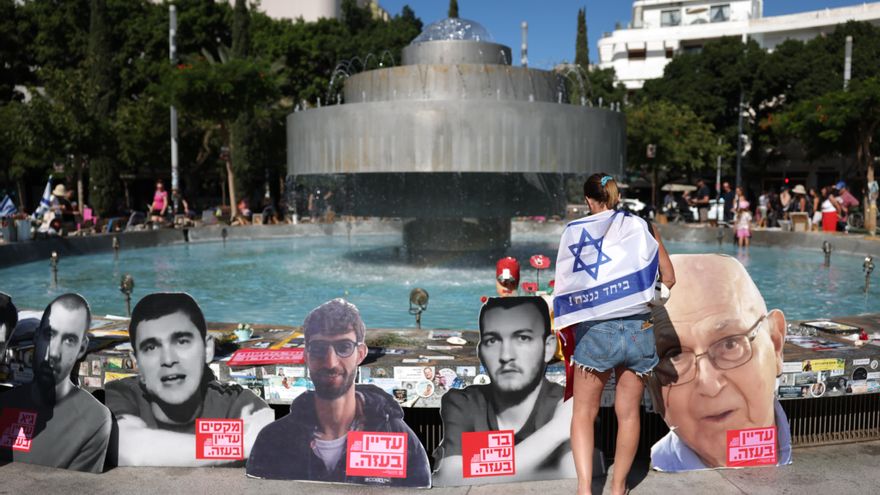 Carteles con imágenes de las víctimas israelíes del atentado del 7 de octubre en la fuente de la plaza Dizengoff en Tel Aviv, Israel, con motivo del segundo aniversario.
