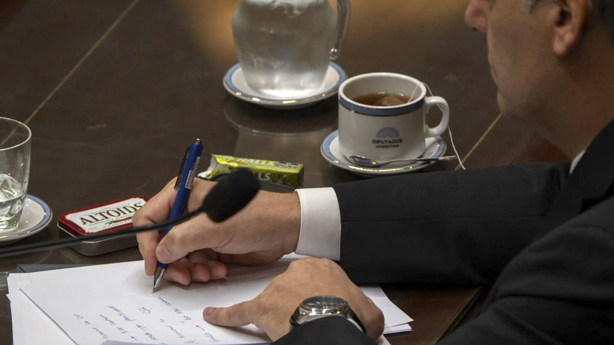 El guión que Manuel Adorni redactaba después de cada tanta de preguntas