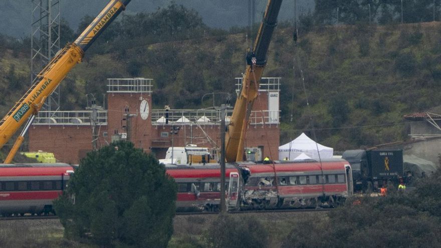 Las grúas siguen trabajando en el convoy del tren Iryo que circulaba hacia Madrid procedente de Málaga descarriló e impactó contra un Alvia en Adamuz (Córdoba)