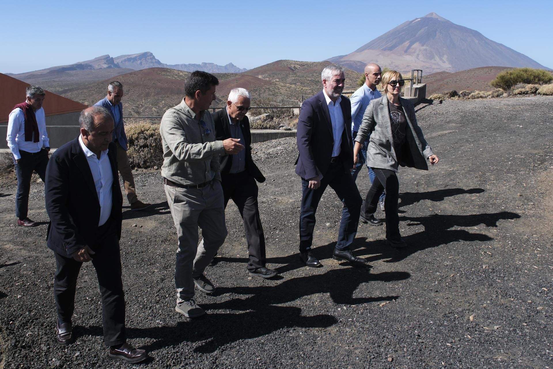Fernando Clavijo (tercero por la derecha), y el director del Instituto de Astrofísica de Canarias (IAC), Valentín Martínez Pillet (cuarto por la derecha), junto con representantes de diferentes instituciones vistan este jueves el Observatorio del Teide, donde han participado en la presentación oficial del Two-meter Twin Telescope (TTT).