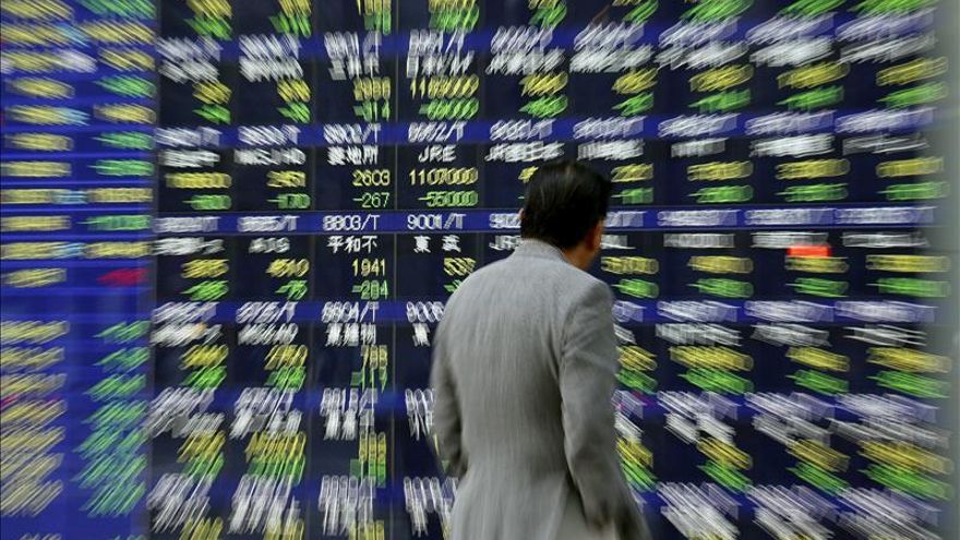 El Nikkei se mantiene firme a media sesión tras el desplome de la víspera