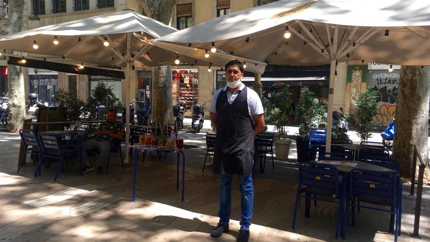 Tahir Ikbal regenta el local Bakery on time.