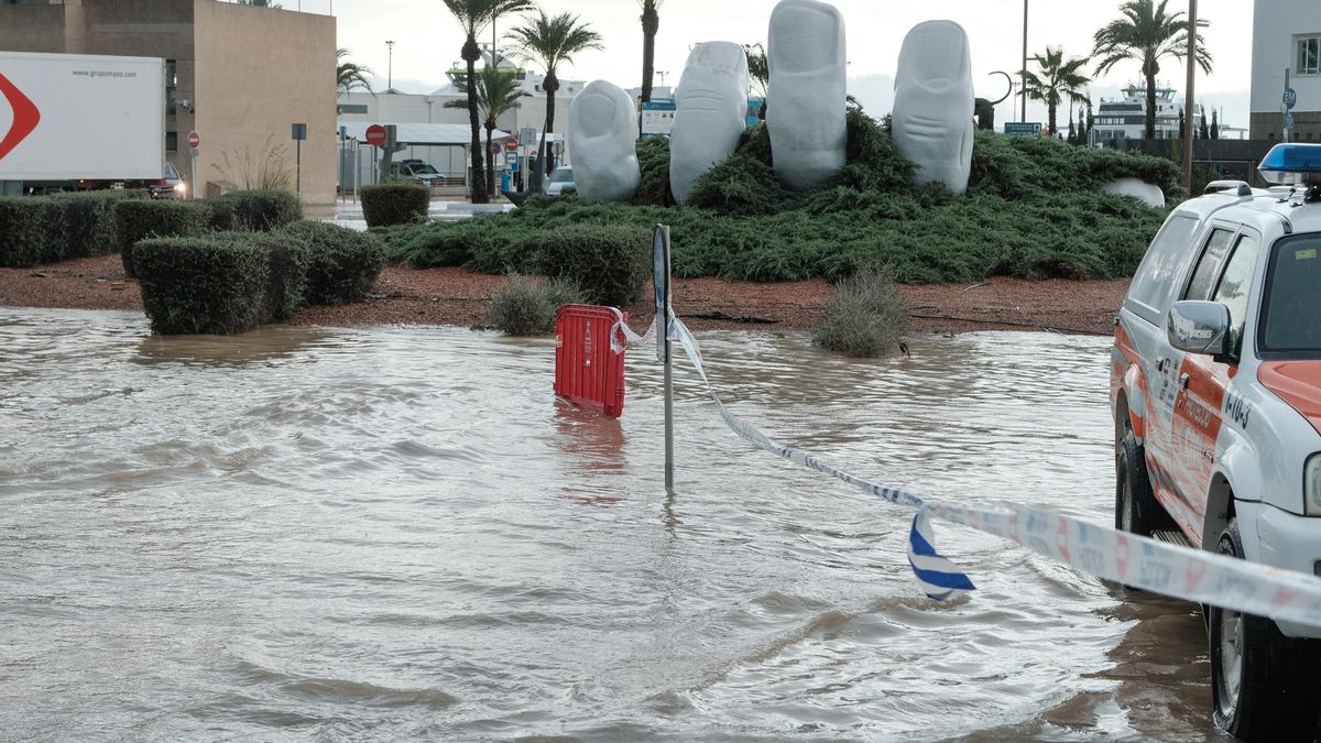 Accés al port d'Eivissa tallat al trànsit per les inundacions causades per la dana Adam aquest dilluns.
