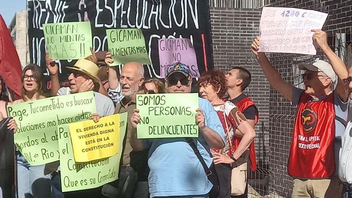 Movilización por la vivienda y contra los desahucios en Río Yedra en el barrio del Polígono, frente al inacabado edificio de viviendas públicas en la calle Río Guadalmena en Toledo