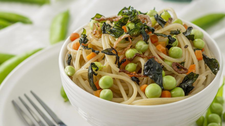 Ensalada de pasta al estilo asiático