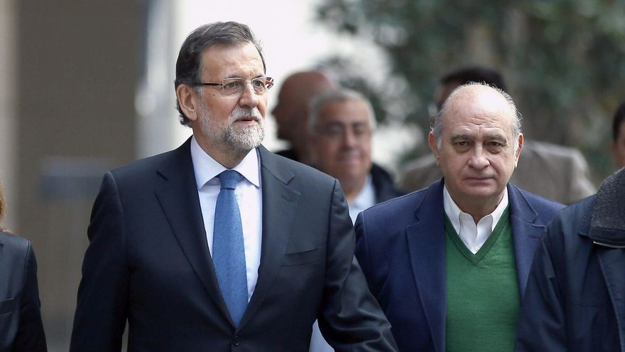 Foto de archivo (31/1/2015) del presidente del Gobierno, Mariano Rajoy, acompañado por la líder del PPC, Alicia Sánchez Camacho,iz., el ministro del Interior, Jorge Fernández Díaz,c-d, y Javier Arenas. EFE/ Andreu Dalmau.