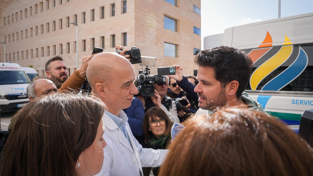 Fidel se despide del gerente del Hospital Reina Sofía