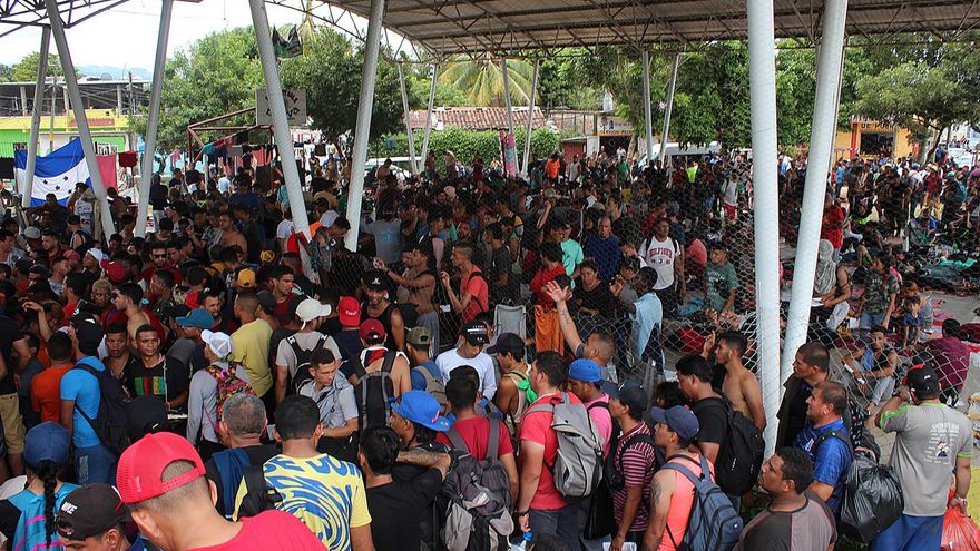Caravana de 15.000 migrantes supera primer día buscando regularse en México