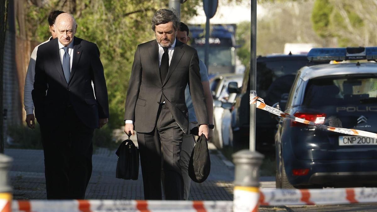 El exministro del Interior Jorge Fernández Díaz (i) llega a la Audiencia Nacional para el juicio que comienza este lunes contra él mismo, su número dos y parte de la cúpula policial durante el primer gobierno de Mariano Rajoy. EFE/ Javier Lizon