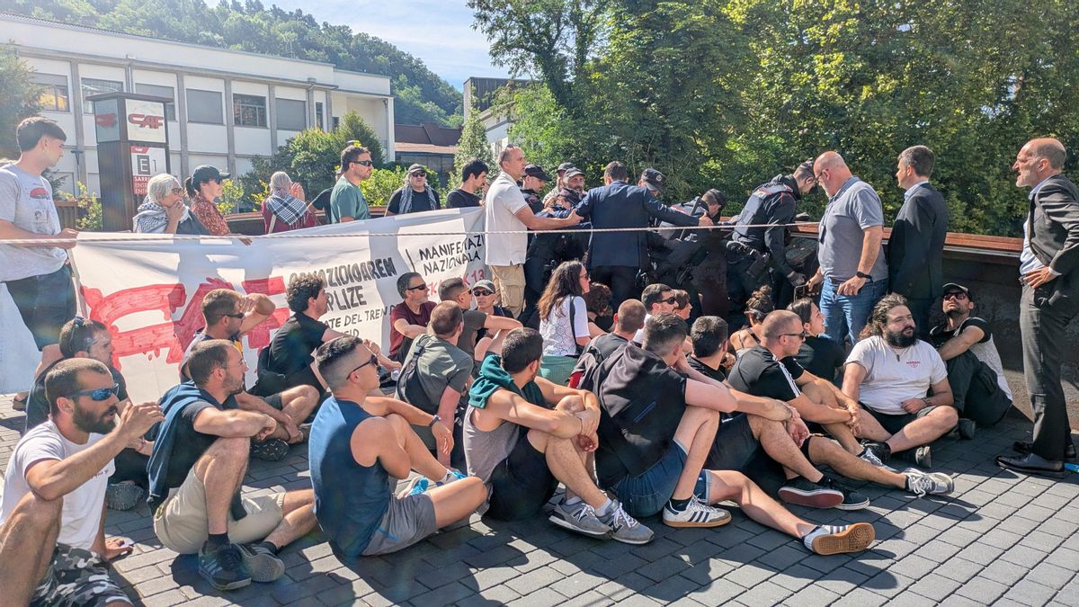 La Ertzaintza identifica a varios activistas por obstaculizar el acceso a la junta de accionistas de CAF