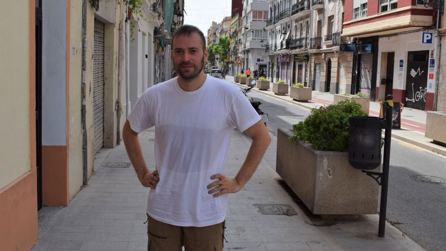 El diseñador valenciano de videojuegos David Fernández Huerta en el barrio de Russafa.