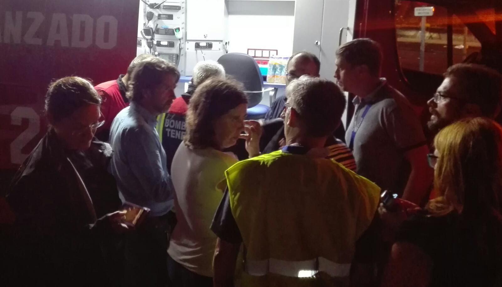 Corrillo de políticos por fuera del hospital, con el presidente del Cabildo tinerfeño, Carlos Alonso, y otros responsables públicos