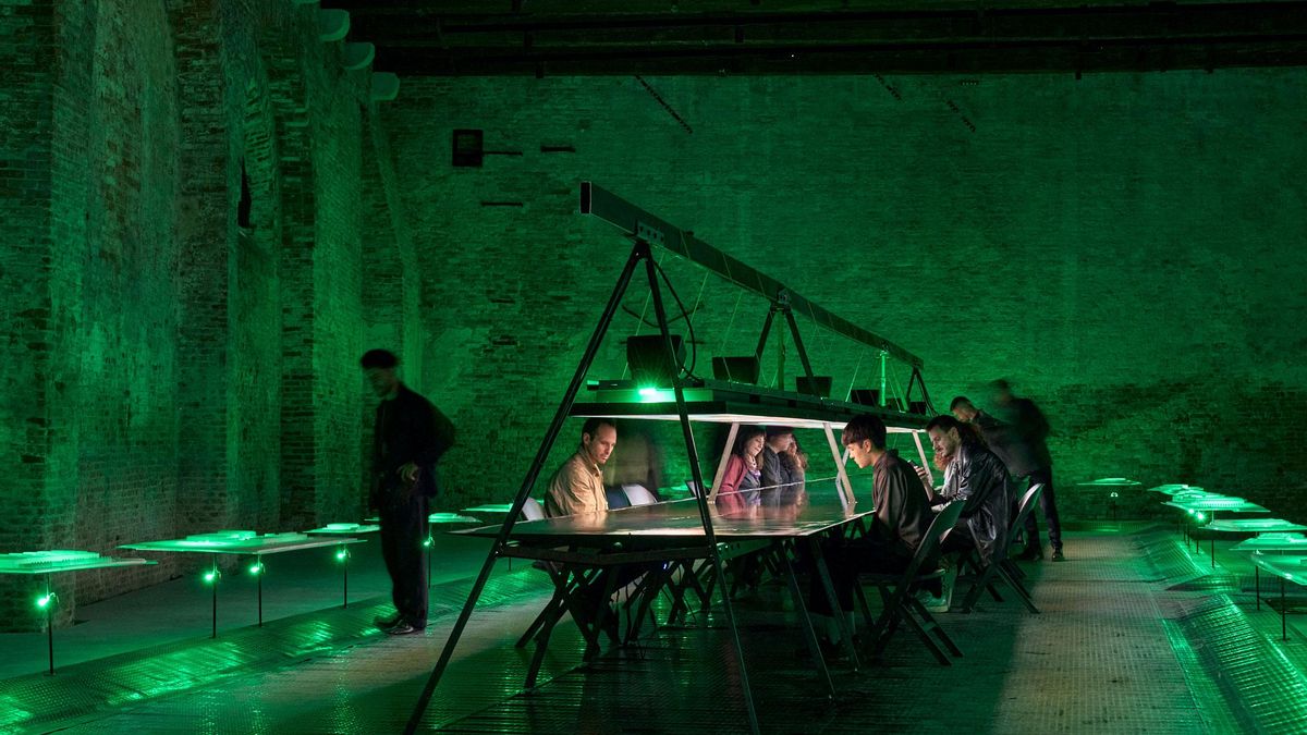La mesa-pantalla del pabellón de Chile en la bienal de Venecia, por donde circula información sobre los data centers. A los costados, maquetas de cada uno de los data centers aprobados ambientalmente en Chile.
