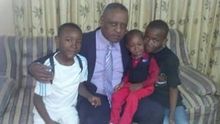 Aimbe Kabamba, padre de Samuel y pareja de Veronique, con sus hijos.