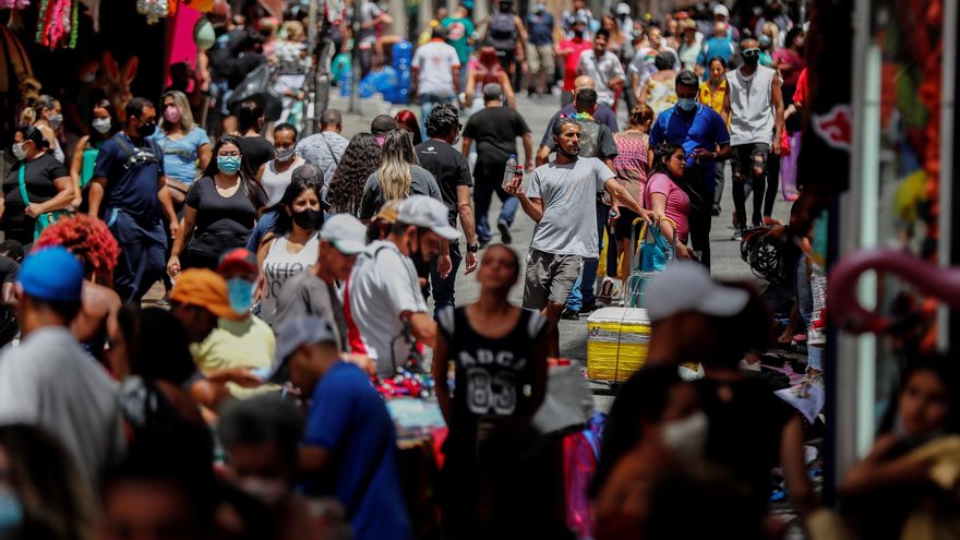 Vista general de una concurrida calle comercial en Sao Paulo (Brasil), en una fotografía de archivo. EFE/Sebastiao Moreira