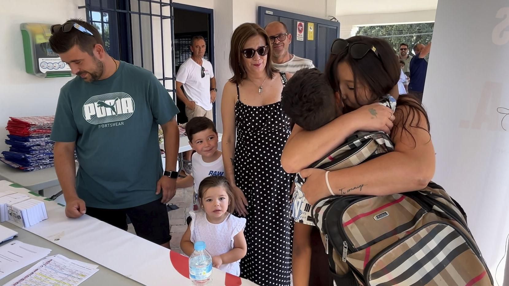La llegada de los 131 niños saharauis que pasarán el verano en Córdoba, en imágenes