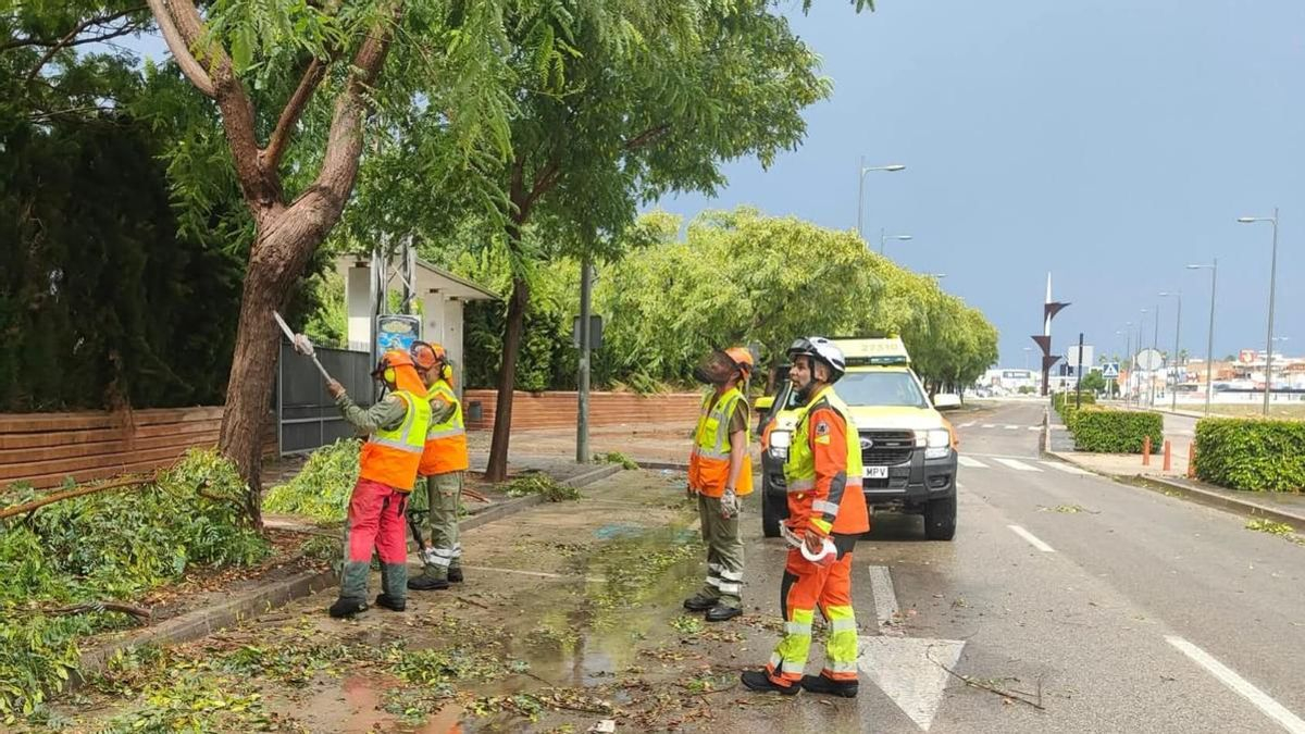 Las tormentas dejan lluvias de más de 80 litros por metro cuadrado y rachas de viento de casi 150 kilómetros por hora en Valencia