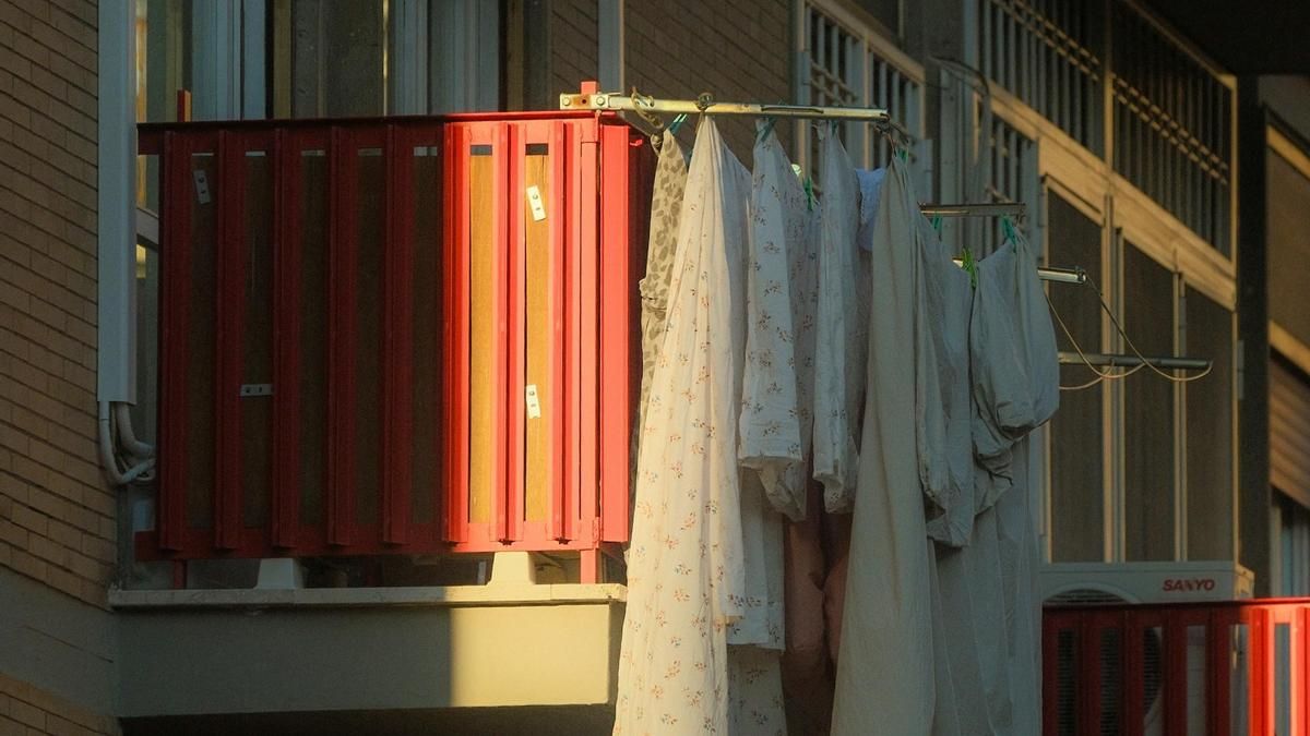 PP y Vox prohíben en Lorca tender ropa en balcones: multas de hasta 1.500 euros para "preservar la estética urbana"