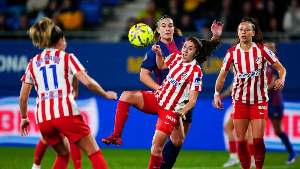 La delantera del Barcelona Alexia Putellas, rodeada de rivales del Atlético de Madrid durante el encuentro correspondiente a la jornada 17 de Liga F disputado en enero de 2026