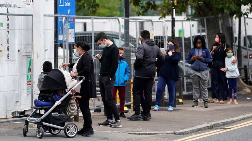 Decenas de personas esperan su turno para realizarse un test de coronavirus en Londres. 