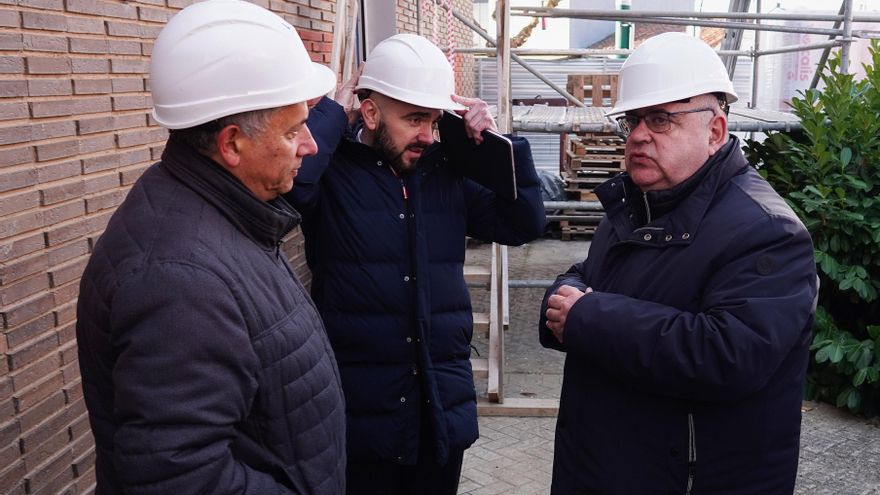 El consejero de Sanidad visita las retrasadas obras del centro de salud de Pinilla sin dar fecha para su apertura