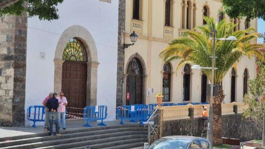 Vallado perimetral al salón de plenos de Ayuntamiento de Adeje