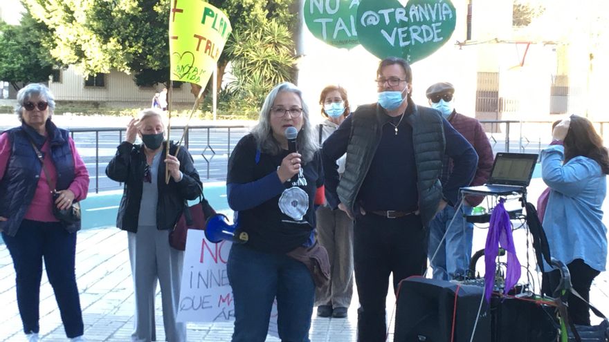 Isabel Camargo, portavoz de la plataforma convocante, se dirige a los asistentes.