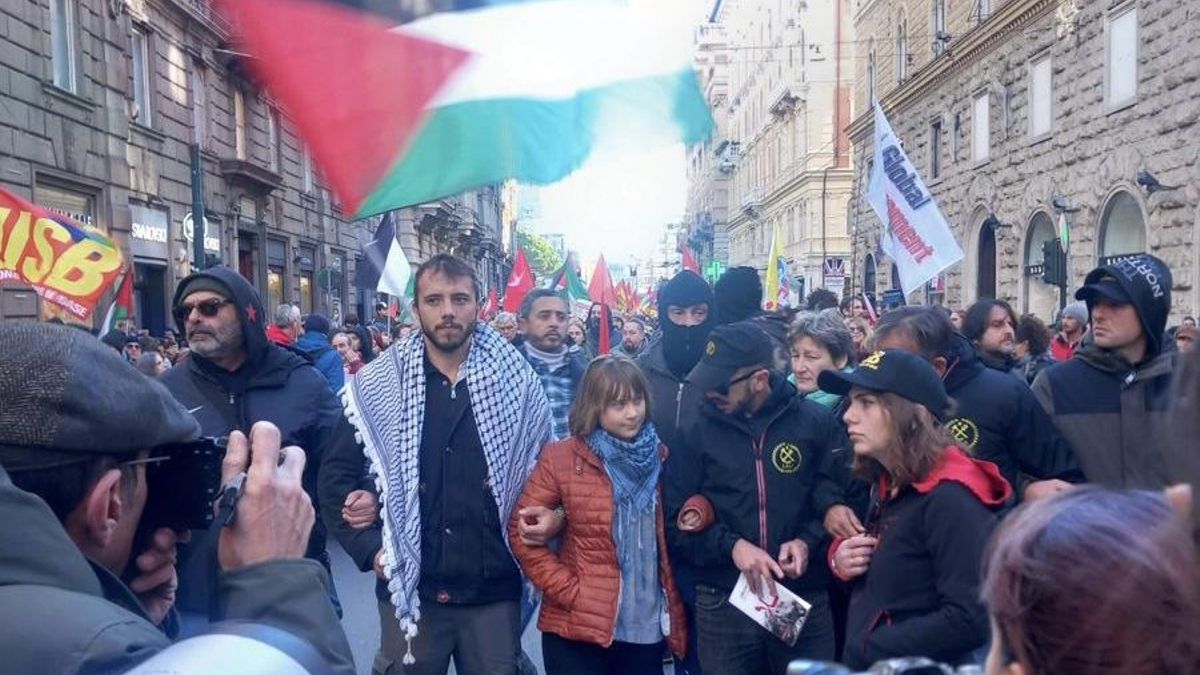Los activistas Thiago Avila, impulsor de la Global Sumud Flotilla, y Greta Thunberg, este viernes en Génova, Italia