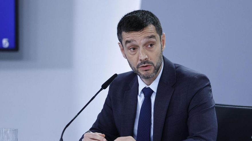 El ministro de Derechos Sociales y Consumo, Pablo Bustinduy durante la rueda de prensa tras el Consejo de Ministros celebrado este martes en La Moncloa, Madrid.