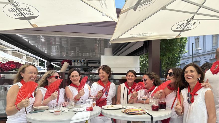 Abanicos, pulverizadores y hielos en los Sanfermines más calurosos de la historia de Pamplona: "Es una sauna"