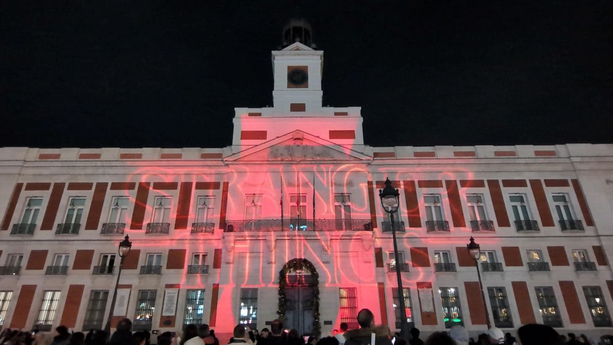 Un momento de la proyección de Netflix sobre la fachada de la Casa de Correos