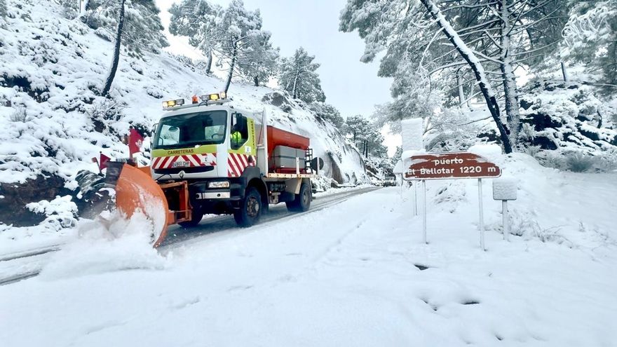 Máquina quitanieves en El Bellotar