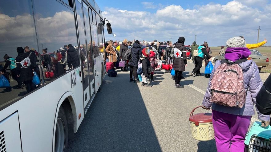Un convoy de la Cruz Roja recoge a 500 personas que habían logrado salir de Mariúpol por sus medios.
