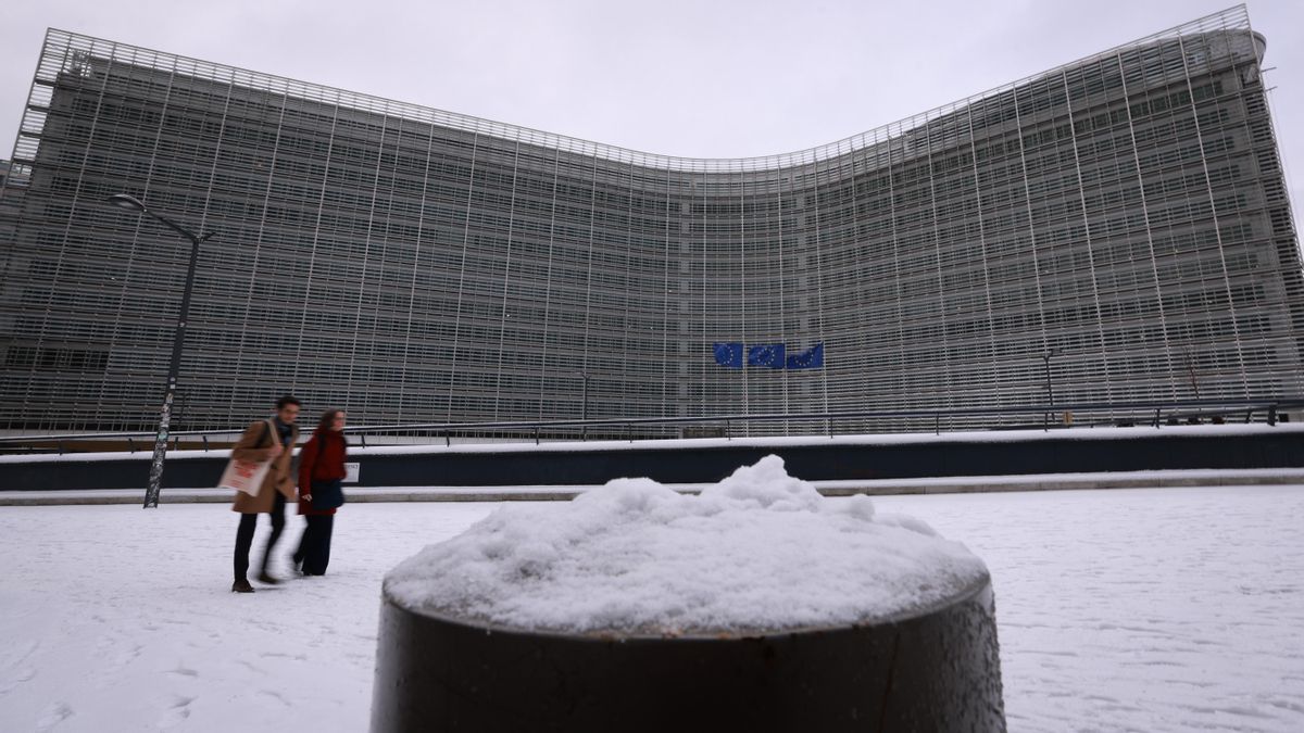 El Parlamento Europeo en Bruselas, cubierto de nieve a 7 de enero de 2026. EFE/EPA/OLIVIER HOSLET