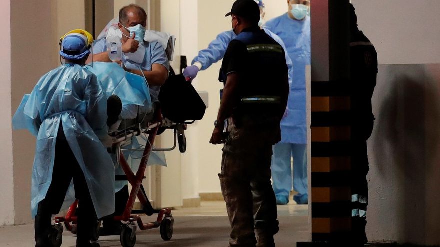 Un paciente con la covid-19 es trasladado al Hospital COVID, en una fotografía de archivo. EFE/Bienvenido Velasco