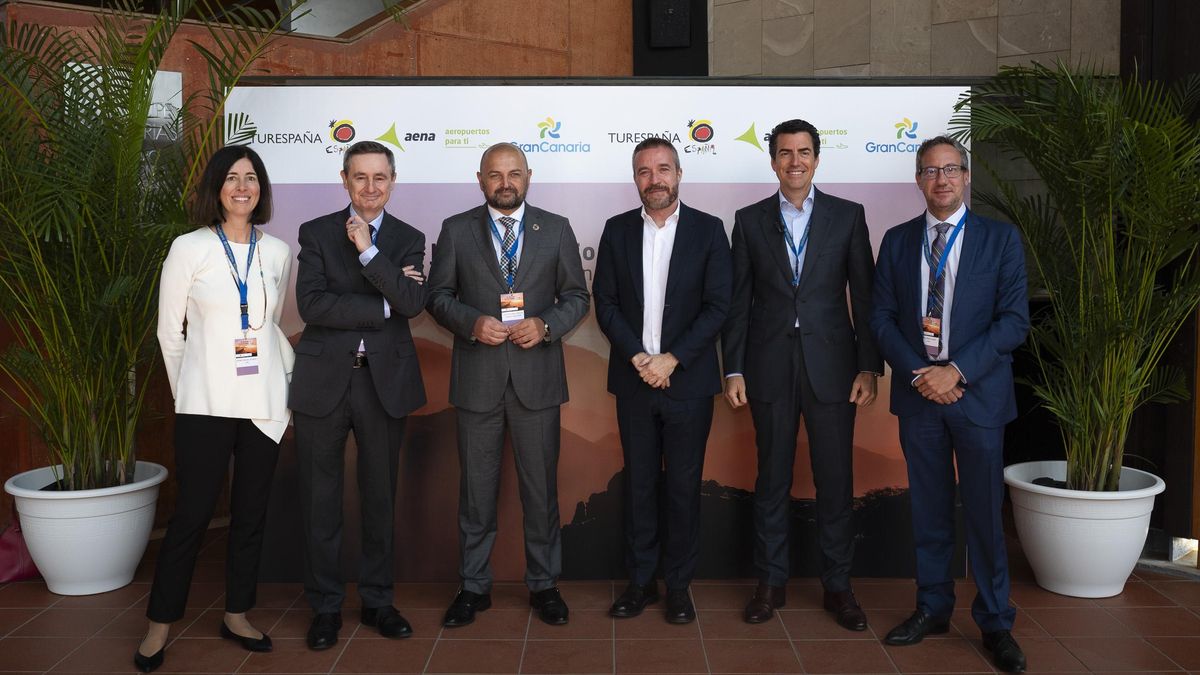 De izq a drcha.: Irene Gracia, jefa de la división de Mercados Aeronáuticos y Relaciones Internacionales de Aena; Ignacio Biosca, director de Datos y Mercado Aeronáutico de Aena; Carlos Álamo, consejero de Turismo del Cabildo de Gran Canaria; Miguel Sanz, director general de Turespaña; Pablo Llinares, director gerente de Turismo de Gran Canaria; y Luis López Chapi, director de los aeropuertos de Canarias de Aena.